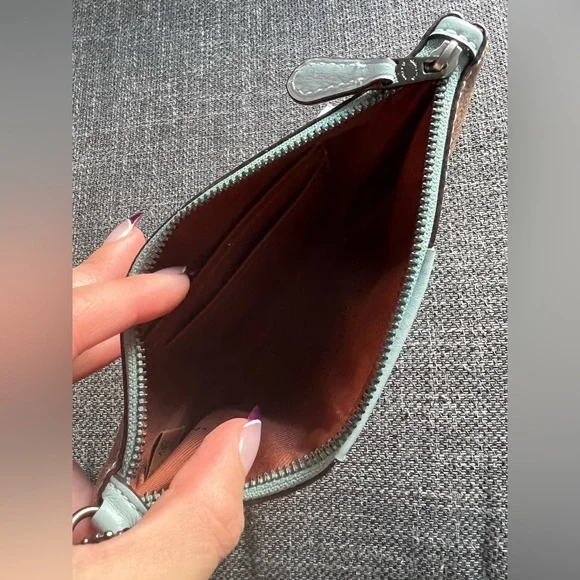 Coach womens wristlet - Picture 4 of 4